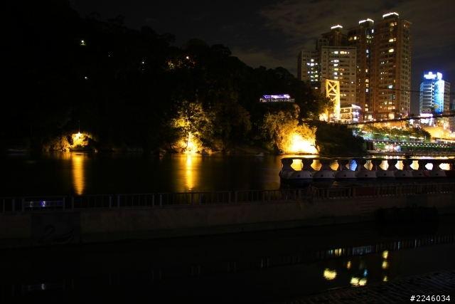請問各位小弟拍得這樣夜景合格嗎??