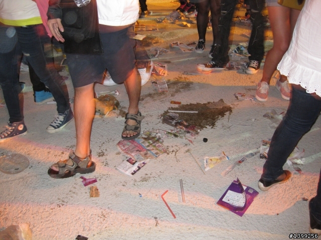 苗栗雙十大家拍照煙火，我拍照地上...