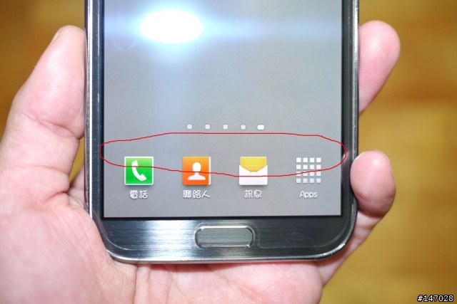 [更新圖片]Note2螢幕有一條線？請問這是正常的嗎?