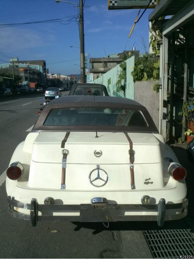 今天上班途中看到的古董BENZ!!Mercedes-Benz 540K??