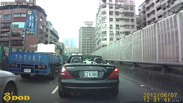 綠巨人出現在橋上
