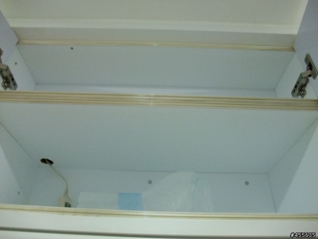 剛裝潢好的白色廚具防蟑條是黃+灰黑色的 !