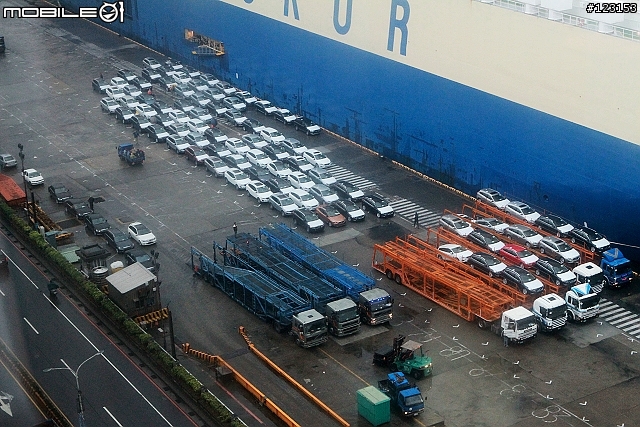 基隆港Volvo 進了近百台新車..