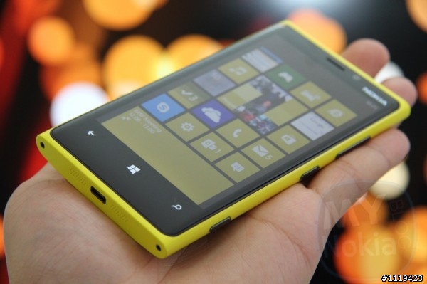 【照片】Nokia Lumia 920 黃色開箱 vs HTC 8X