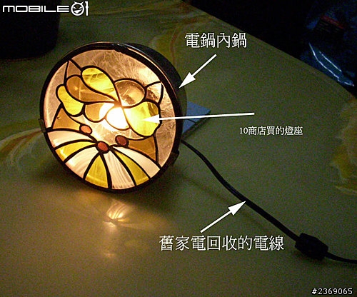 用鑲嵌玻璃作品 紀念狗狗
