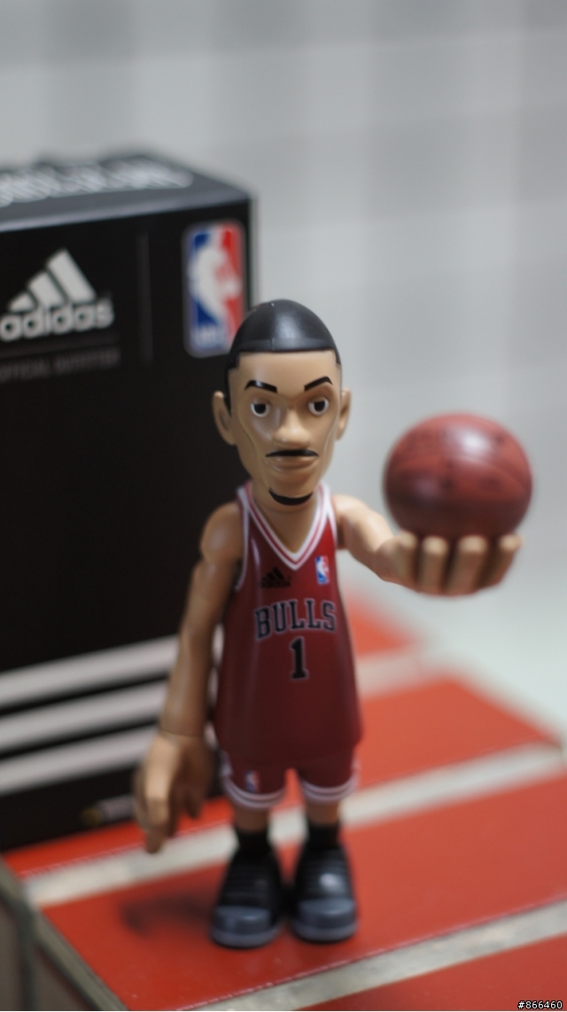 在01運動版抽獎活動抽中的adidas Rose 芝加哥公牛隊公仔