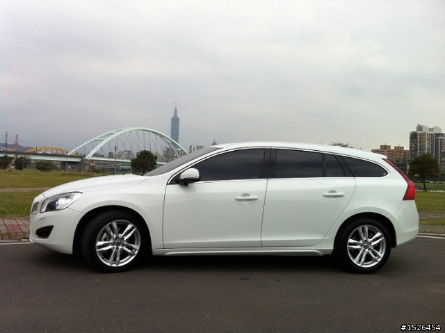 V60 D4 極地白 + 雙出方形尾管 分享