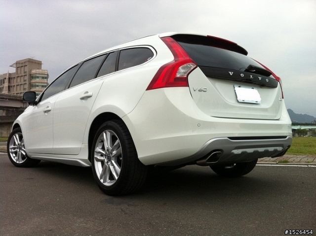 V60 D4 極地白 + 雙出方形尾管 分享