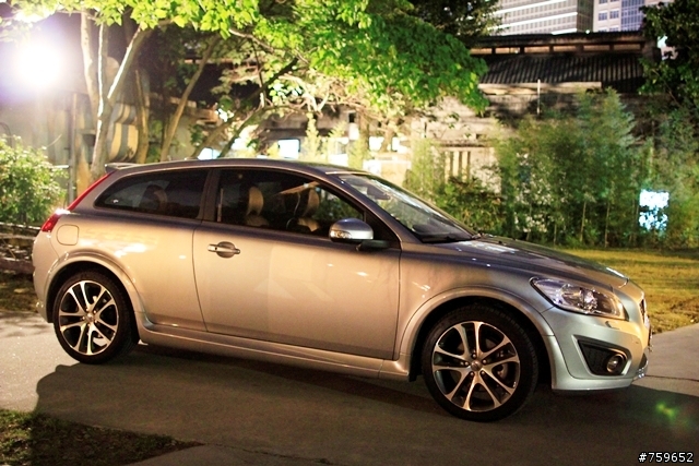 [寶貝車開箱](圖多)人生中第一台進口車 volvo c30 D4 r-design 東奔西跑趴趴走