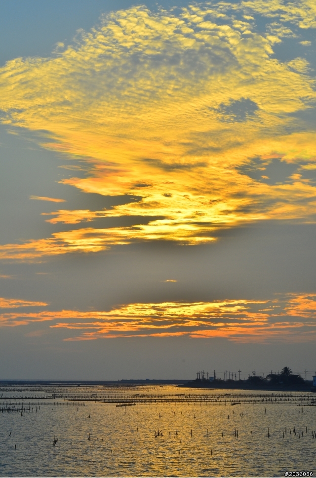 用Nikon  D7000趁放假用來察夕陽和雲端的變化