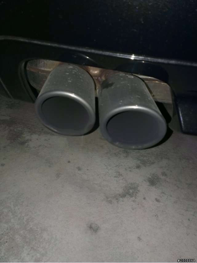 請問F10 520I的車主...排氣管有這樣嗎???