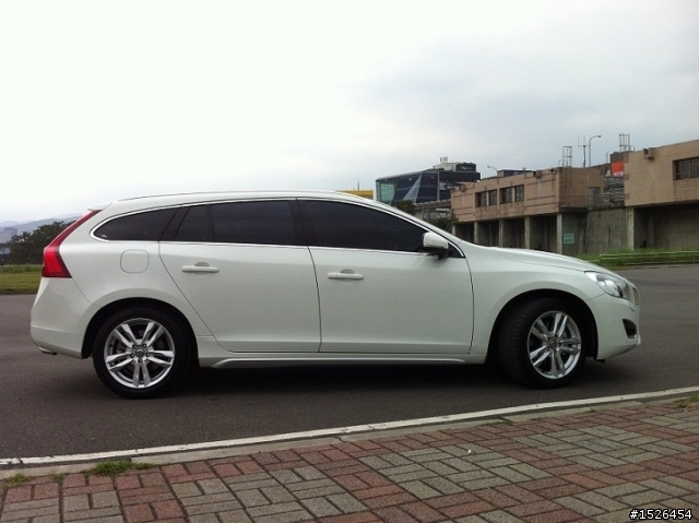 V60 D4 極地白 + 雙出方形尾管 分享