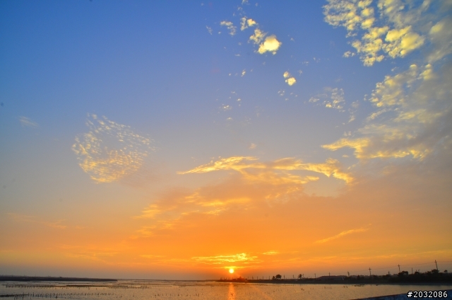 用Nikon  D7000趁放假用來察夕陽和雲端的變化