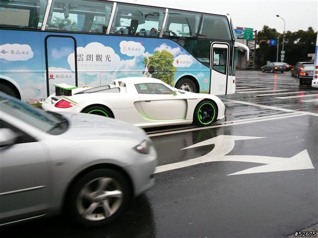 雨中遇到白蛙王 Porsche Carrera GT + 路邊的Ferrari458