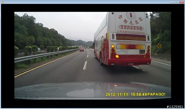 高速公路上的遊覽車