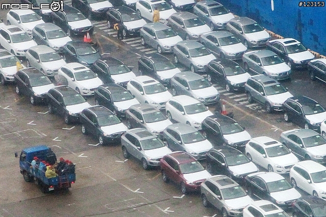 基隆港Volvo 進了近百台新車..