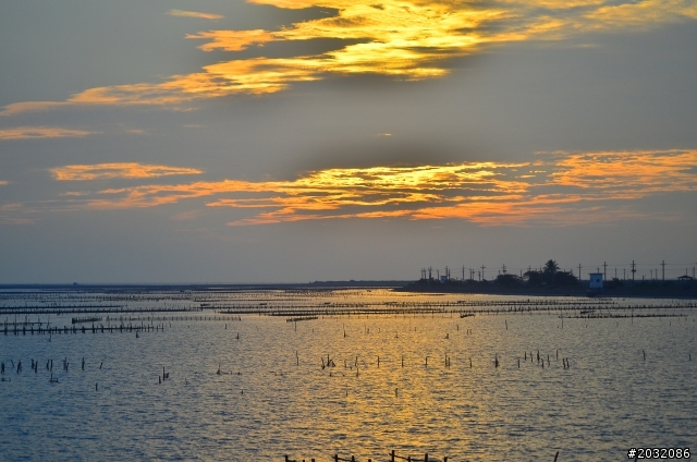 用Nikon  D7000趁放假用來察夕陽和雲端的變化