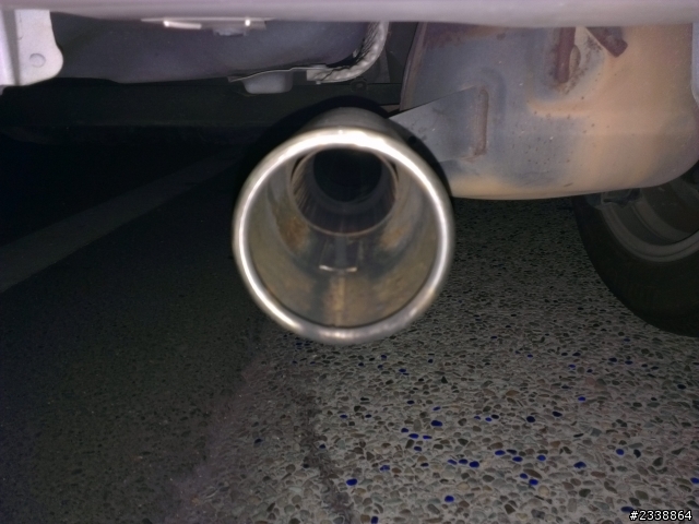請問F10 520I的車主...排氣管有這樣嗎???