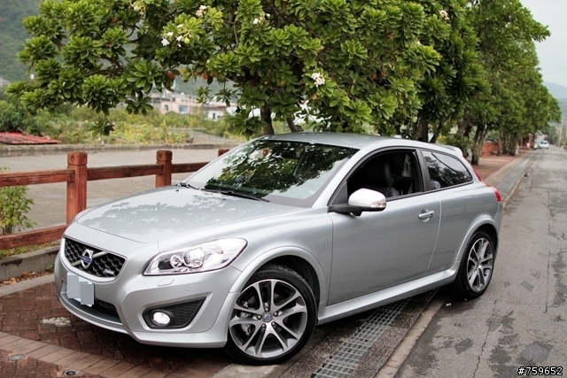 [寶貝車開箱](圖多)人生中第一台進口車 volvo c30 D4 r-design 東奔西跑趴趴走