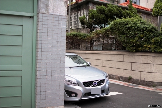 [寶貝車開箱](圖多)人生中第一台進口車 volvo c30 D4 r-design 東奔西跑趴趴走