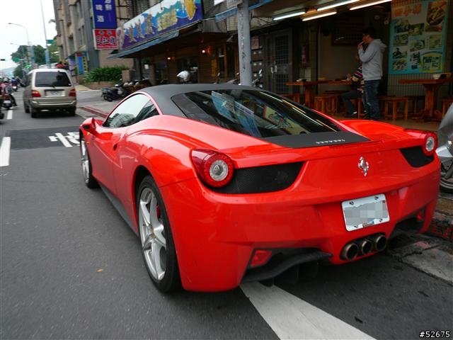 雨中遇到白蛙王 Porsche Carrera GT + 路邊的Ferrari458