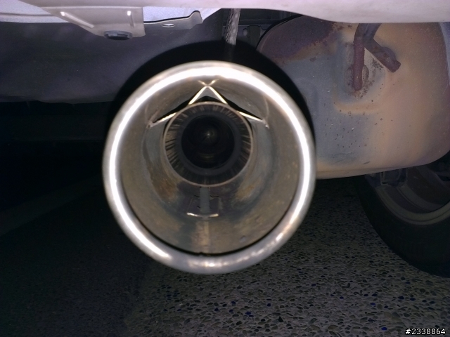 請問F10 520I的車主...排氣管有這樣嗎???