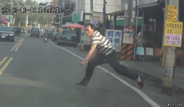 又一個超遜假車禍手法出現 一起來見識一下吧!