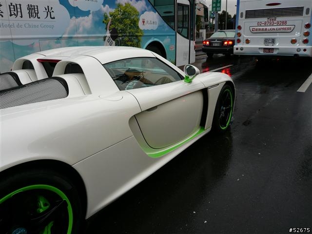 雨中遇到白蛙王 Porsche Carrera GT + 路邊的Ferrari458