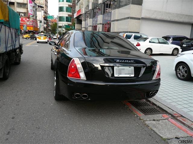 路上遇到2台白小牛