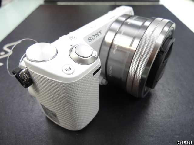 [簡易開箱]  NEX-5RL  單眼畫質，輕巧機身 (經典白)
