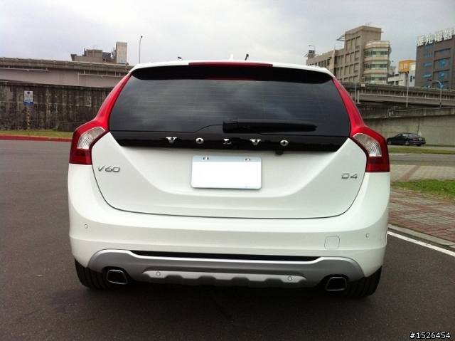 V60 D4 極地白 + 雙出方形尾管 分享