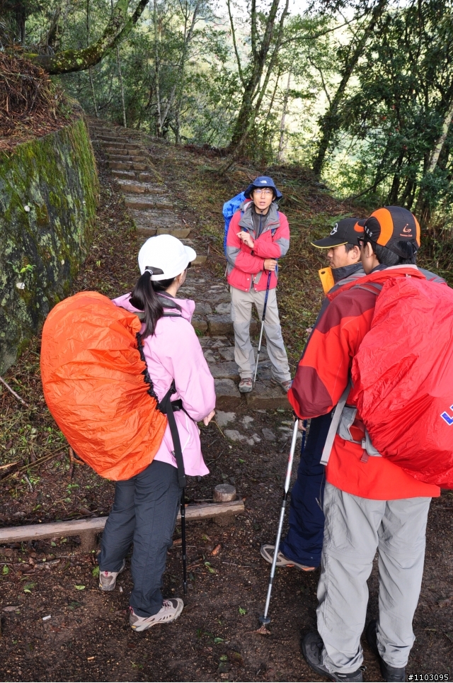 20121118~20 雪山東峰主峰~在半夜三更的黑森林hold不住了之旅~