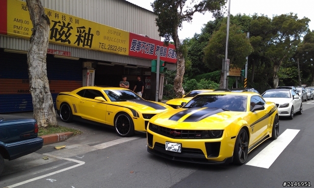 今天去磁釉洗車~看到三隻大黃蜂!!!