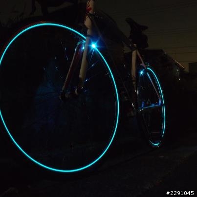 請問 那家車店有貼這種燈......好像不錯