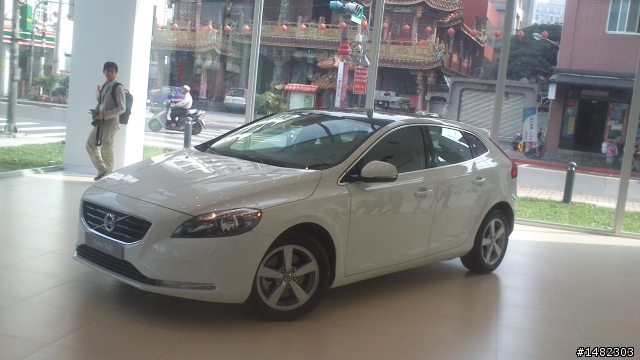 展示間的VOLVO V40