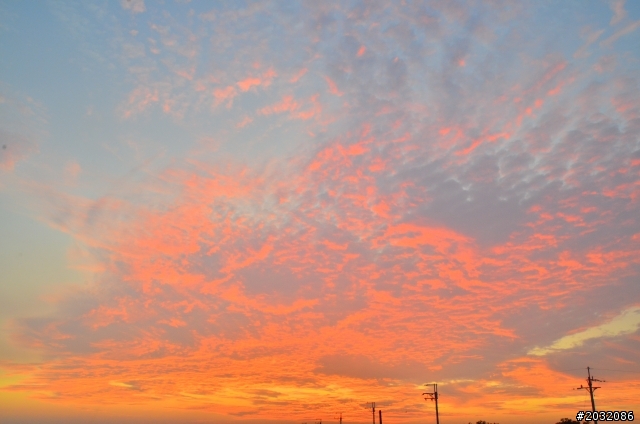 用Nikon  D7000趁放假用來察夕陽和雲端的變化
