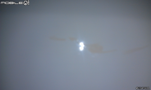 白色車子 車漆卡到黃色的東西