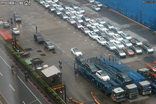 基隆港Volvo 進了近百台新車..