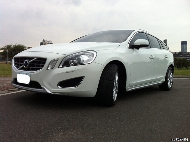 V60 D4 極地白 + 雙出方形尾管 分享
