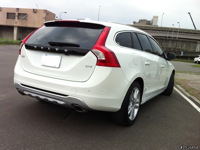 V60 D4 極地白 + 雙出方形尾管 分享