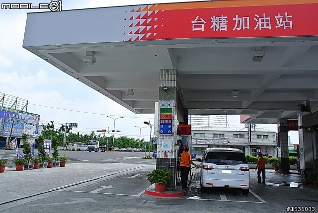 週末心情太放鬆，加油開錯邊。