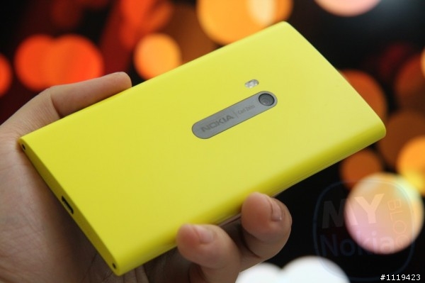 【照片】Nokia Lumia 920 黃色開箱 vs HTC 8X