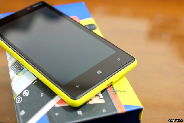 【開箱】雖然 Lumia 820 一直存在於 Lumia 920 的影子底下，導致人氣不旺，但拿到後才發現他比HTC 8X強大！