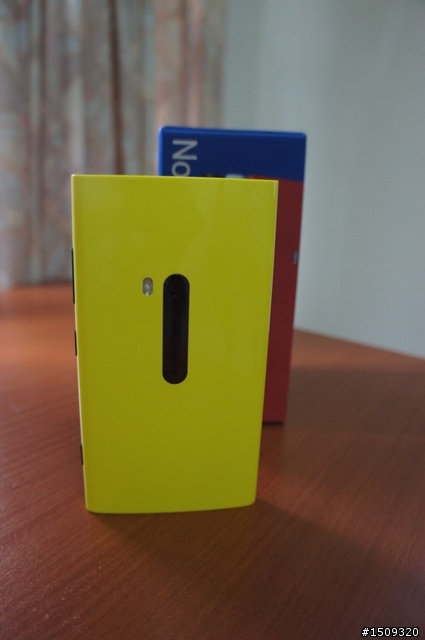 ◎ Lumia 920 黃色開箱 (圖多 加映超靈敏螢幕實測)