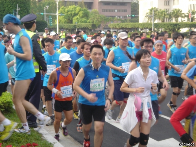 2012富邦馬拉松-仁愛路與中山南路口.07:14~07:30