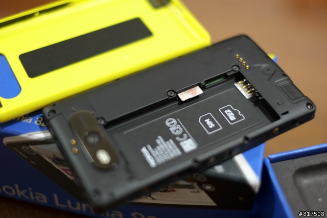 【開箱】雖然 Lumia 820 一直存在於 Lumia 920 的影子底下，導致人氣不旺，但拿到後才發現他比HTC 8X強大！