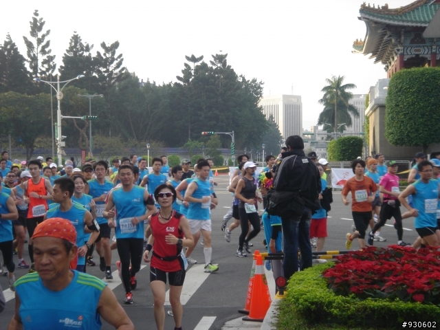 2012富邦馬拉松-仁愛路與中山南路口.07:14~07:30