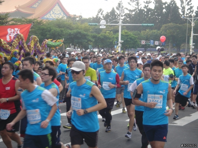 2012富邦馬拉松-仁愛路與中山南路口.07:14~07:30