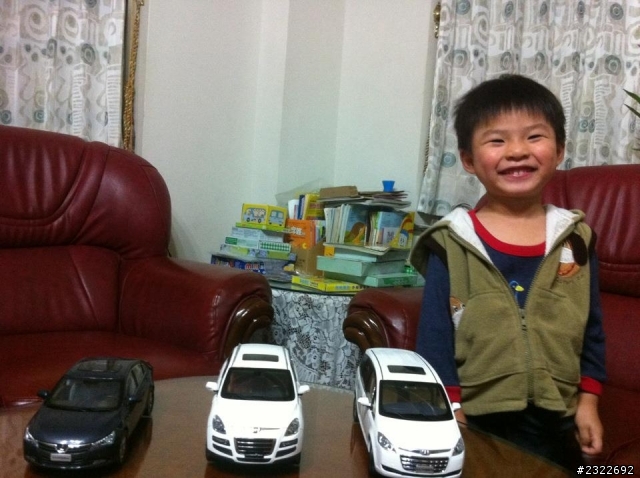 看到車友秀帥氣的警用模型車 我也讓死忠的小粉絲show一下