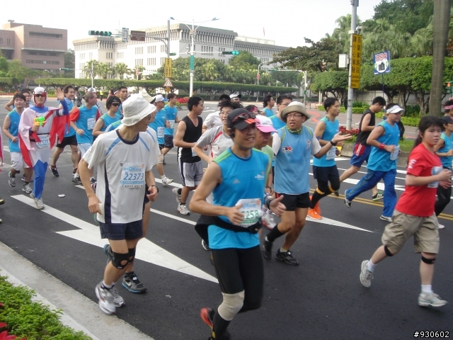 2012富邦馬拉松-仁愛路與中山南路口.07:14~07:30